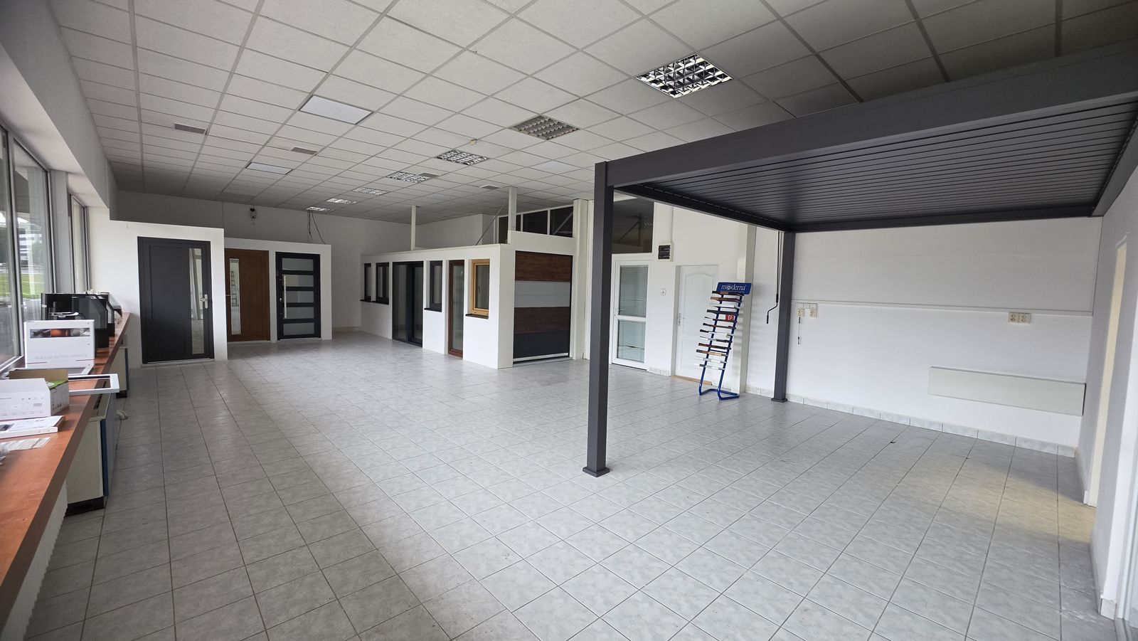 Interiér showroomu ALUDOS v Považskej Bystrici — vzorky okien, dverí a brán